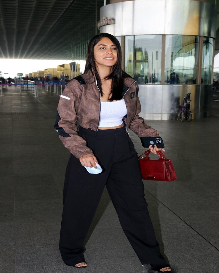 mrunal thakur 3